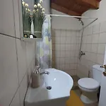 Vrachni Stone House בקתה *